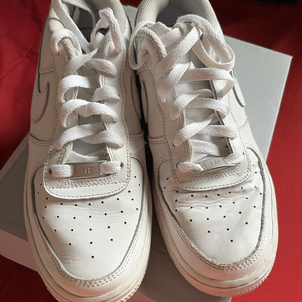 White Nike Air Force 1 in good used condition
